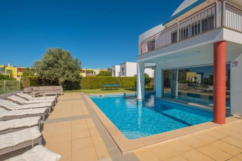 Apartamento Capetown Marina em Albufeira com piscina azul moderna, terraço, espreguiçadeiras e vista para o mar