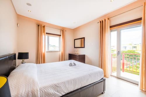 Quarto luminoso no apartamento SignatureStays de Capetown Marina em Albufeira com varanda vista mar, cama queen e decoração moderna