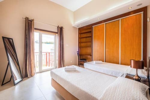 Quarto espaçoso na Capetown Marina em Albufeira com camas gêmeas, varanda, guarda-roupas em madeira e comodidades modernas