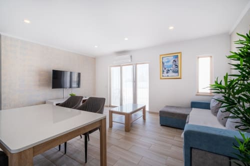 Sala de estar moderna no coração de Oura, Albufeira com TV, mesa de jantar, área de estar e acesso ao terraço