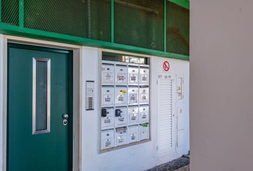 Porta verde e painel de medidor elétrico no apartamento Heart of Oura em Albufeira, Portugal