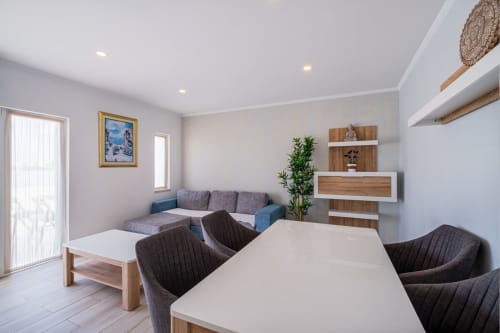 Moderna sala de estar no coração de Oura, Albufeira com mesa de jantar, sofá e prateleiras de madeira