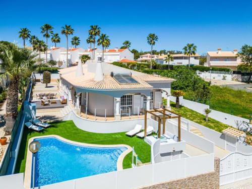 Apartamento SignatureStays Vicente Mar em Albufeira com piscina, terraço e palmeiras