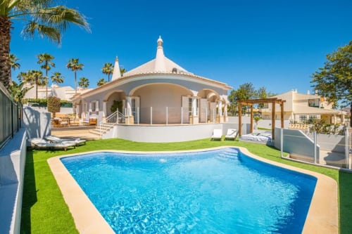 Luxuoso apartamento em Albufeira com piscina, moradia de cúpula branca, palmeiras e pátio ensolarado na SignatureStays