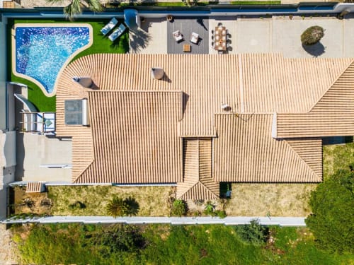 Vista aérea do apartamento Vicente Mar em Albufeira com piscina, deck de madeira e pátio ajardinado