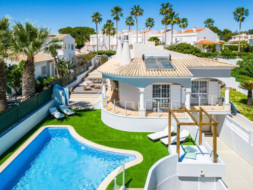 Apartamento Vicente Mar no SignatureStays Albufeira com piscina, terraço e arquitetura mediterrânea branca