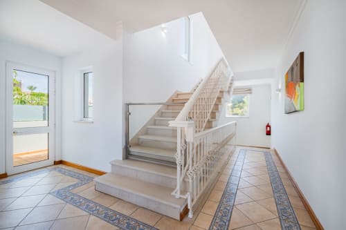 Corredor de entrada luminoso com escadaria no apartamento Villa Rosal em Albufeira, SignatureStays