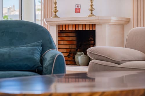 Elegante sala de estar da Villa Rosal, SignatureStays Albufeira, com lareira e assentos confortáveis