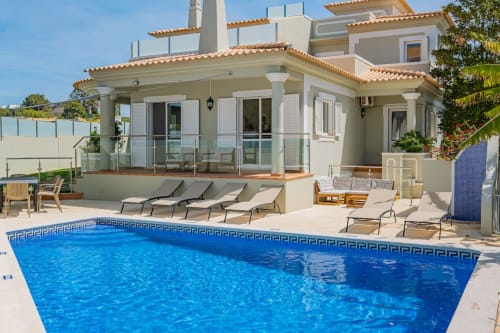 Villa Rosal by SignatureStays em Albufeira com piscina de luxo, espreguiçadeiras e terraço moderno.