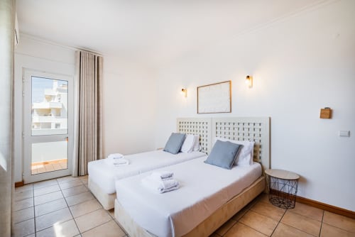Quarto twin da Villa Rosal, apartamento SignatureStays em Albufeira com acesso à varanda