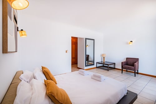 Quarto moderno e espaçoso na Villa Rosal by SignatureStays em Albufeira com cama, sala de estar e casa de banho privada