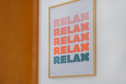 Pôster motivacional emoldurado com 'RELAX' em texto degradê coral e azul-piscina na Villa Rosal, Albufeira