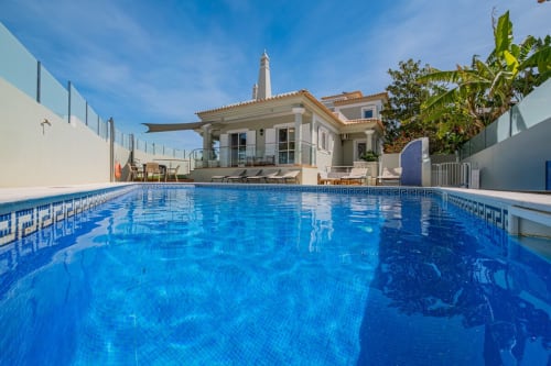 Villa Rosal por SignatureStays em Albufeira: Villa moderna branca com piscina privada, terraço, céu azul
