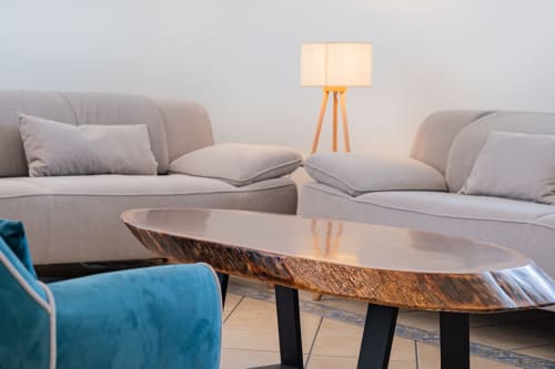 Sala de estar moderna na Villa Rosal, Albufeira com sofás cinzentos, mesa de madeira e luminária de tripé