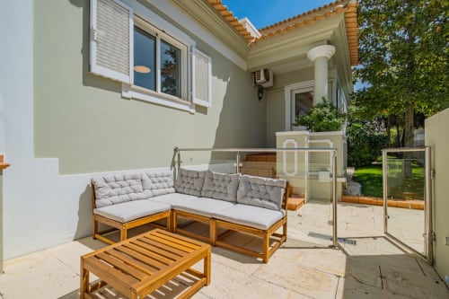 Pátio exterior da Villa Rosal by SignatureStays em Albufeira com mobiliário de lounge em madeira e vista para o jardim