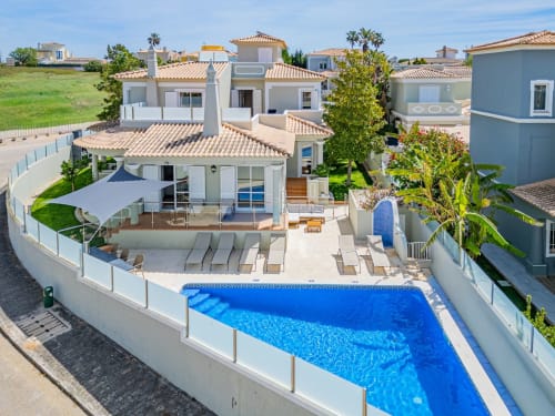 Villa Rosal SignatureStays em Albufeira com piscina privada, pátio, espreguiçadeiras e villa com telhado de terracota
