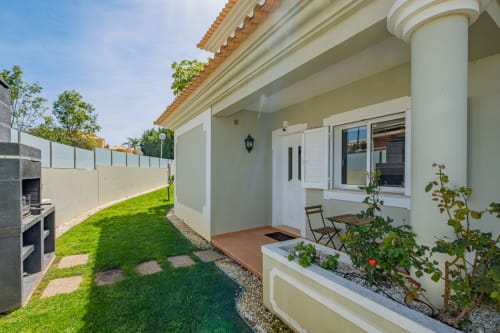 Quintal do apartamento Villa Rosal em Albufeira com pátio, gramado e cozinha externa