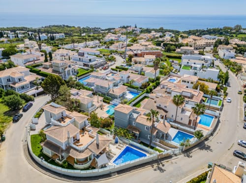 Vista aérea do complexo de apartamentos Villa Rosal em Albufeira com piscinas e vilas mediterrâneas