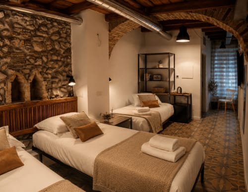 Geräumiges Doppelzimmer in der Borgovivobg Apartments, Bergamo mit Natursteinwänden, moderner Beleuchtung und komfortablem Bettzeug