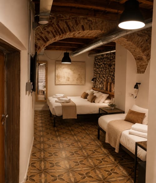 Modernes Schlafzimmer in den Apartments Borgovivobg Bergamo mit Backsteinbogenfenster, Einzelbetten, Fliesenboden und zeitgenössischem Design