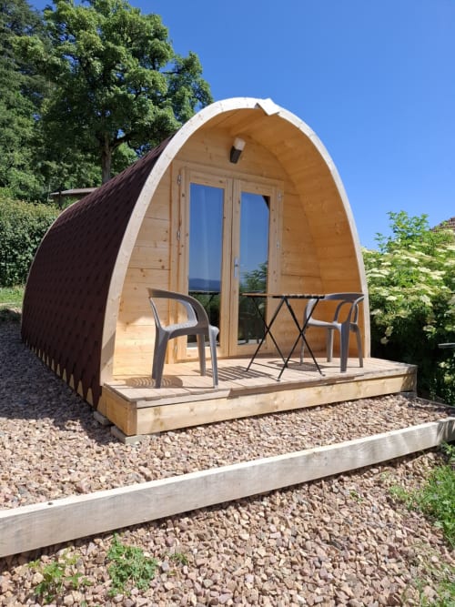 Modern wooden pod cabin at La Maison de Dun with mountain views, featuring outdoor seating and wooden deck in Saint Racho,
