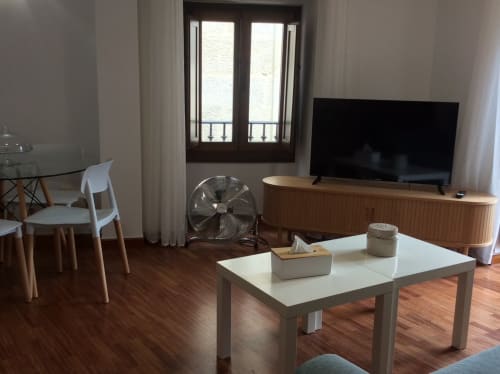 Moderna sala de estar en Houses by Pilar, Arcade, con TV, comedor y vistas al río