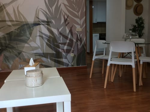 Comedor moderno en apartamento Houses by Pilar en Arcade con sillas blancas, piso de madera y arte mural con motivos de hojas