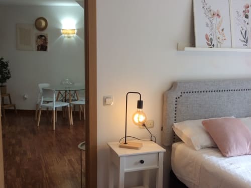 Acogedora habitación en Houses by Pilar, pasillo con lámpara de noche, mesita de noche moderna y vista al comedor