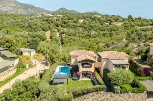Villa Perseo Case Vacanze a Olbia con piscina, terrazza e lussureggianti giardini mediterranei circondati da colline