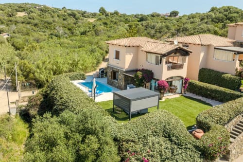 Villa Poggio dei Fiori a Olbia con piscina, giardino curato e vista sul paesaggio mediterraneo