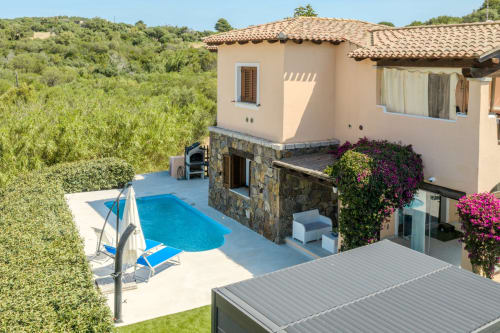 Villa Poggio dei Fiori a Olbia con piscina, terrazza e giardini mediterranei