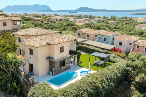Villa Poggio dei Fiori a Olbia con piscina privata, giardino e vista sul mare sul paesaggio costiero