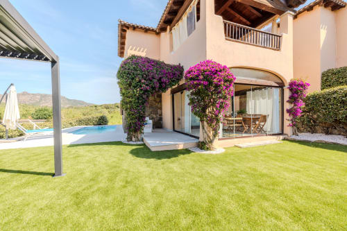 Villa Poggio dei Fiori a Olbia con prato curato, buganvillea fucsia, piscina e vista sulla campagna mediterranea
