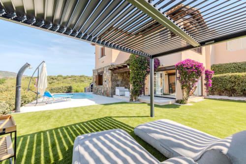 Villa Poggio dei Fiori a Olba con piscina, prato curato, sdraio, pergolato e buganvillea in fiore