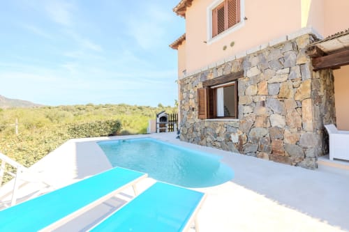 Villa Poggio dei Fiori a Olbia con piscina blu, terrazza in pietra e vista sulla campagna verde della Sardegna
