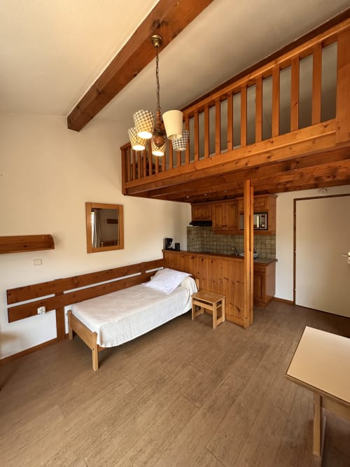 Studio Confort Mezzanine avec mobilier en bois, kitchenette et chambre en mezzanine à l'Hôtel La Rochetaillée