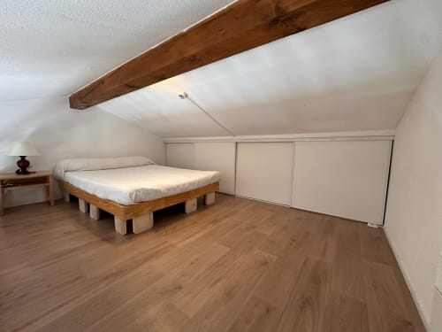 Chambre mezzanine en Studio Confort à l'Hôtel La Rochetaillée, Brides-les-Bains avec lit en bois, poutre apparente et montagne