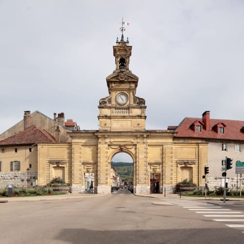 Historique porte-tour de l'horloge à Eternoz Vallée du Lison, accès aux gîtes du Doubs