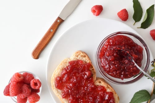 Confiture de framboises maison sur toast, framboises fraîches et menthe, petit-déjeuner à la Gîte Doubs