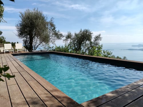 Infinity-Pool mit Blick auf den Gardasee in der Prince Garda Villa Blu in Salò, Italien