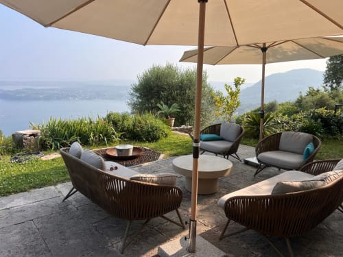 Luxuriöser Außenbereich der Villa Prince Garda in Salò mit Blick auf den Gardasee, Sonnenschirmen und gepflegten Gärten