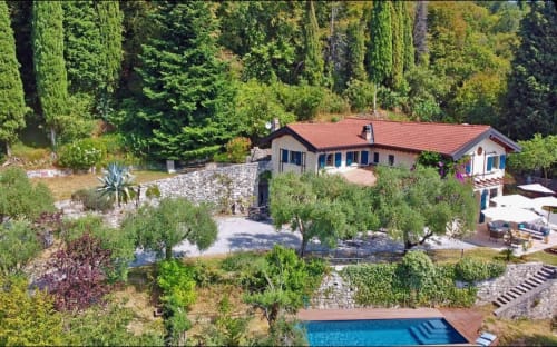 Luftaufnahme der Villa Blu in Prince Garda, Salò mit Terrakottadach, Pool, Olivenbäumen und umgebendem Waldgarten
