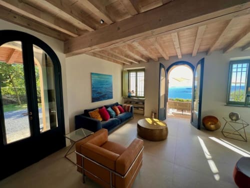 Helles modernes Villen-Wohnzimmer im Prince Garda, Salò mit Blauseepanorama, Holzbalken und zeitgenössischen Möbeln