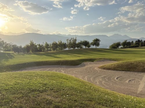 Bunker del campo da golf presso l'Affittacamere Mercedes B&B a Romallo, Italia, con vista sulle montagne