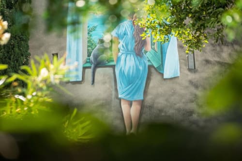 Femme en robe bleue aux Jardins de Baracane Avignon, une charmante maison d'hôtes française avec jardin intérieur