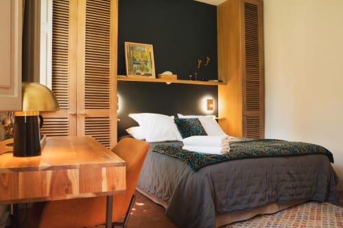 Chambre moderne aux Jardins de Baracane Avignon avec accents en bois, lit queen-size et bureau de travail