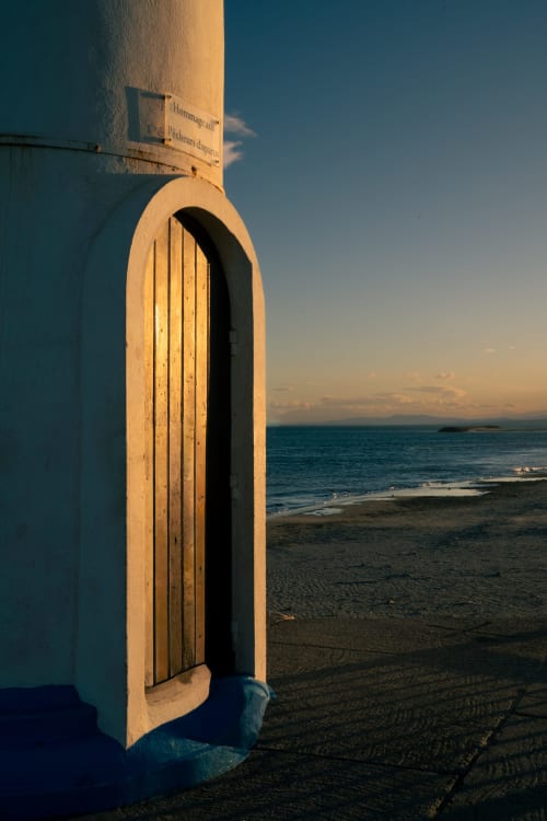 Arche de la porte de La Maison du Potier avec vue sur la plage et la mer à Valras-Plage, France au coucher du soleil