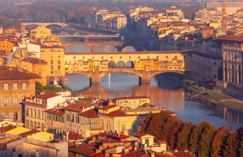 Ponte Vecchio e fiume Arno a Firenze al tramonto, vista dalla posizione dell'Hotel Regina