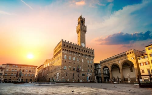 Torre di Palazzo Vecchio al tramonto in Piazza della Signoria a Firenze, vicino all'Hotel Regina