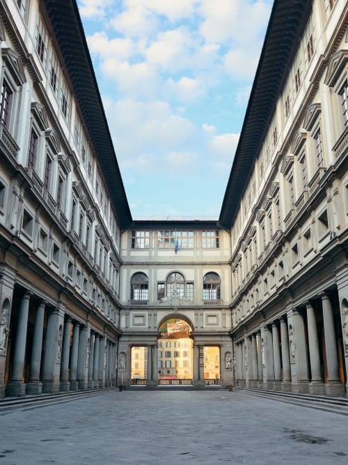 Elegante cortile rinascimentale dell'Hotel Regina in Italia con colonne classiche e corridoi ad arco